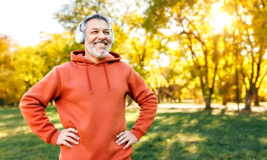 Homme faisant du sport en automne dans un parc